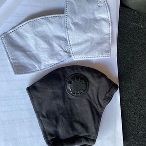 Black face mask with 2 filters